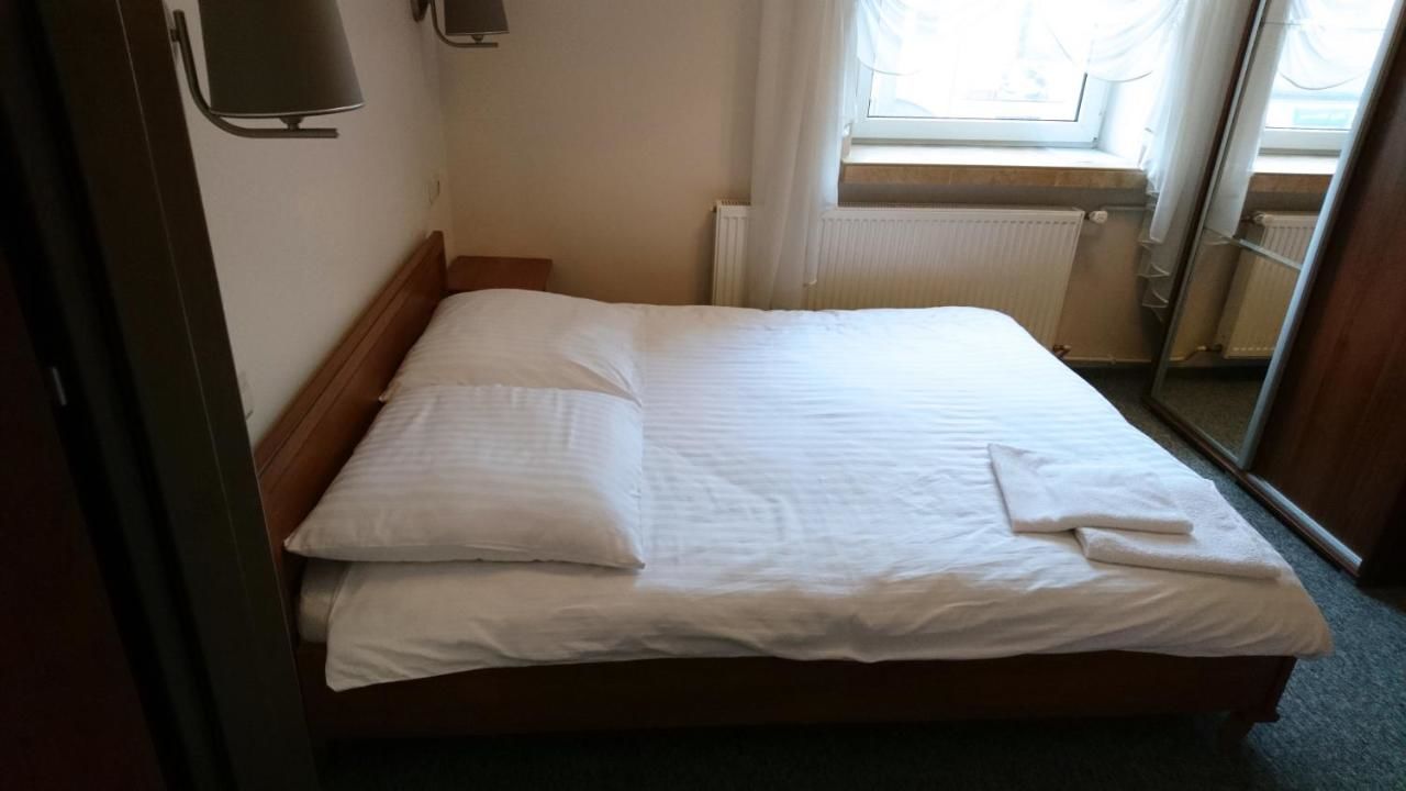 Отели типа «постель и завтрак» Dom Weselny Wenus Pokoje Hotelowe Przedbórz-19