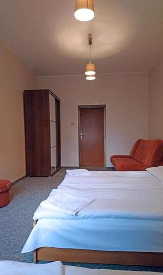 Отели типа «постель и завтрак» Dom Weselny Wenus Pokoje Hotelowe Przedbórz Общий номер для мужчин и женщин-1