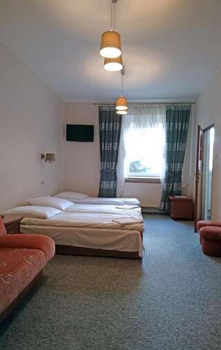 Отели типа «постель и завтрак» Dom Weselny Wenus Pokoje Hotelowe Przedbórz Общий номер для мужчин и женщин-3