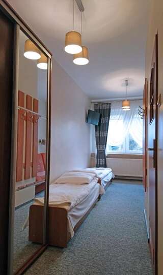 Отели типа «постель и завтрак» Dom Weselny Wenus Pokoje Hotelowe Przedbórz Четырехместный номер с душем-1