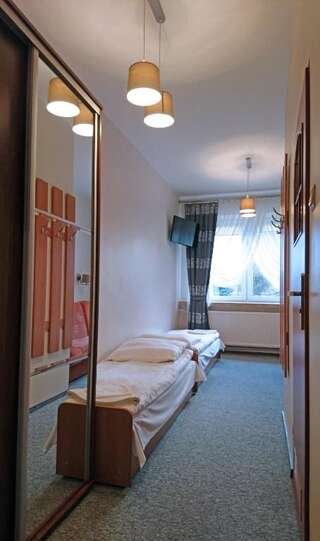 Отели типа «постель и завтрак» Dom Weselny Wenus Pokoje Hotelowe Przedbórz Четырехместный номер с душем-4